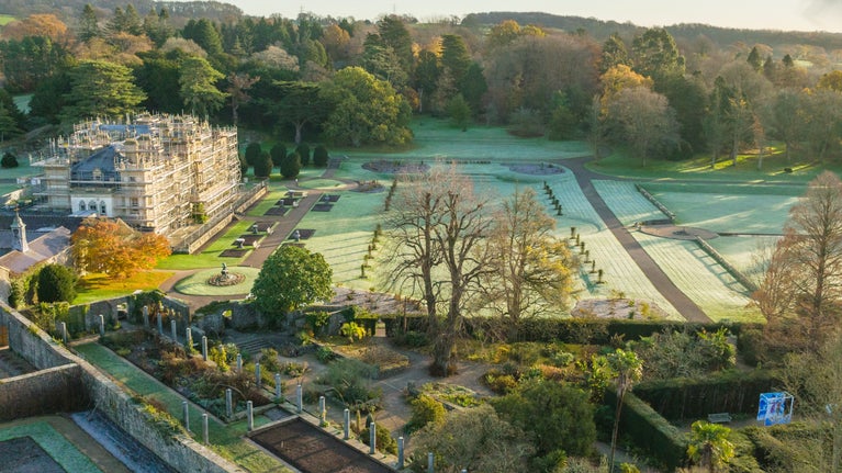 Llun drôn o Erddi Dyffryn yn ystod y gaeaf